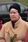 Besucherin bei der Gedenkveranstaltung vor der Trümmerfrau